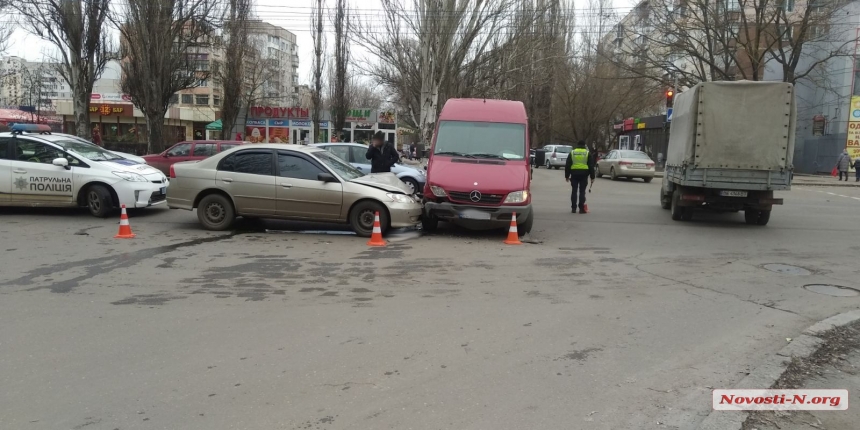 В Николаеве столкнулись микроавтобус и легковушка: есть пострадавшие