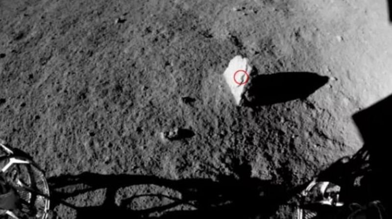 На обратной стороне Луны обнаружили загадочный камень
