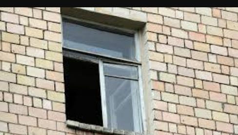 Житель Ровно выпрыгнул из окна