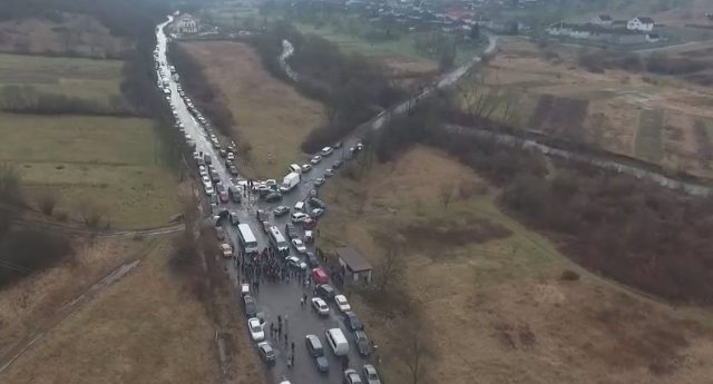Жители Закарпатья протестуют из-за разбитой дороги