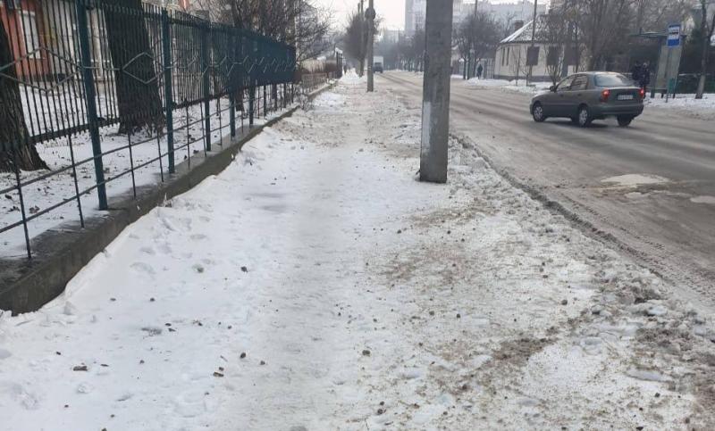 В Киеве «герой парковки» стал на расчищенном тротуаре