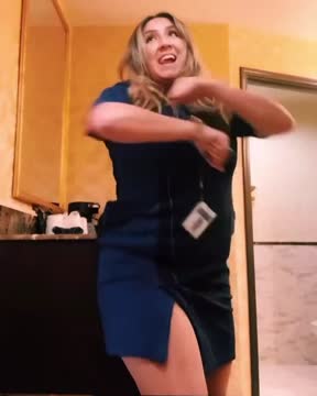 Американская стюардесса восхитила видеозаписью своего танца в униформе
