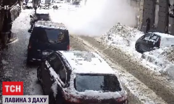 Снежным комом во Львове разбило стекло автомобиля