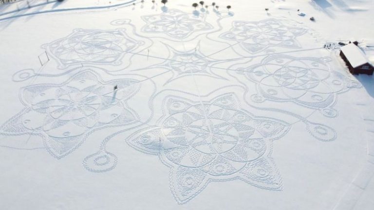 На снегу нарисовали удивительные снежинки размером 160 метров