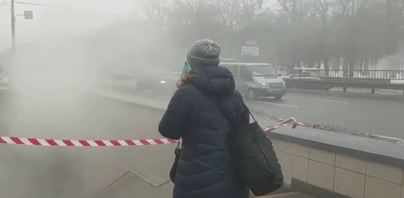 Коммунальная авария: подземный переход в Киеве залило кипятком 