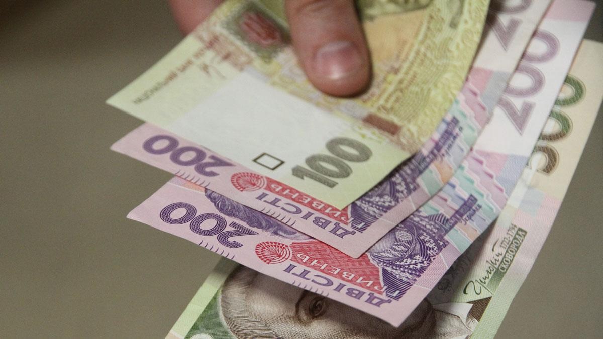 Средняя зарплата по стране составляет 6000 гривен &#8212; Госстат