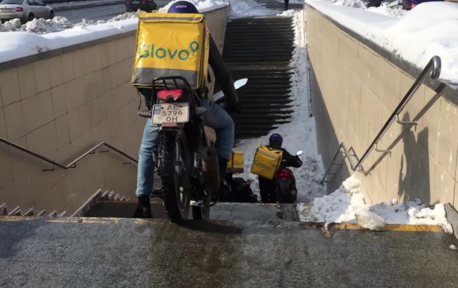 В Киеве засекли курьеров за поездкой на мопедах в переходах