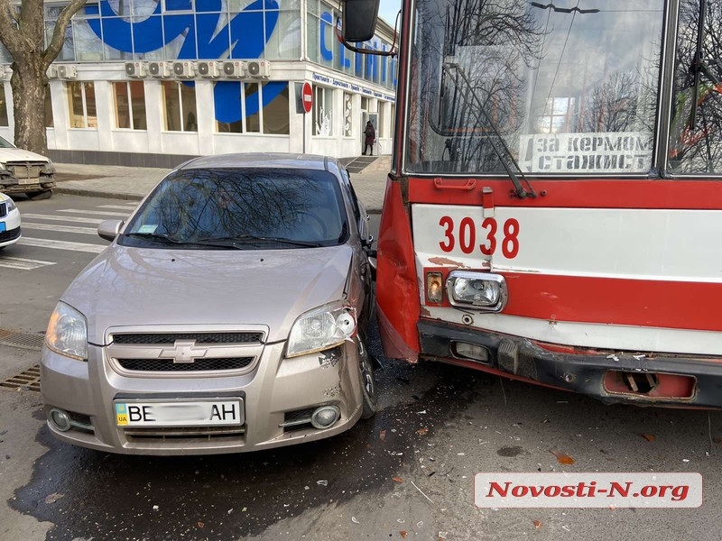 В Николаеве столкнулись Chevrolet и троллейбус