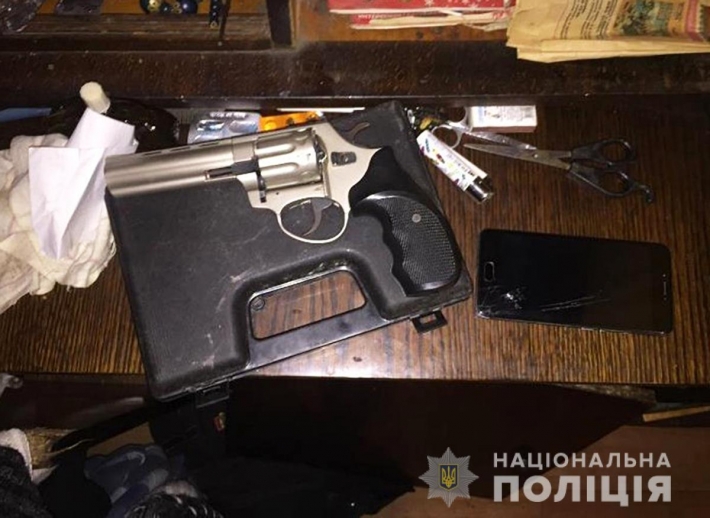 В Запорожье у мужчины обнаружили гранату и револьвер