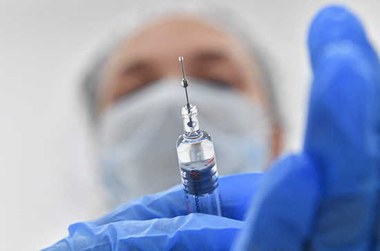 Эксперт рассказал, почему медики не хотят вакцинироваться от COVID