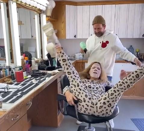 Кейт Бекинсейл пыталась напугать парикмахера, но рассмешила соцсети