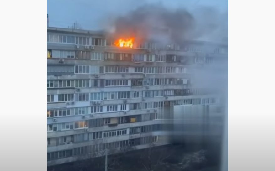 В столичной многоэтажке вспыхнул пожар