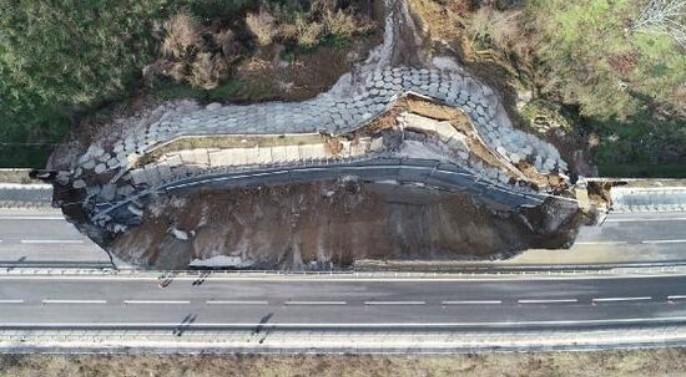 Дорога «растаяла»: в Турции из-за оползня разрушился большой участок шоссе