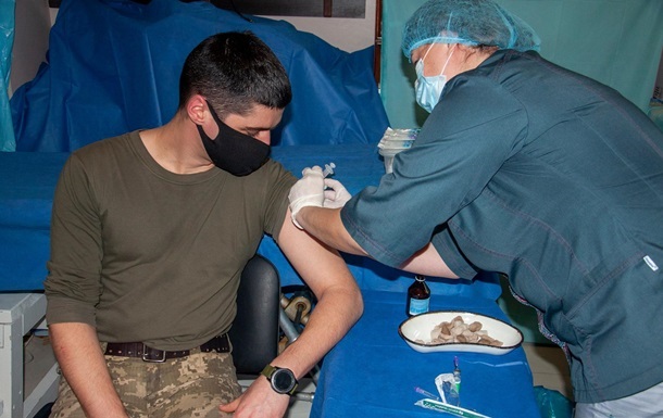 В Украине от коронавируса вакцинировали более тысячи бойцов ООС