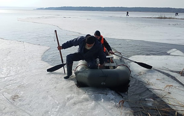 На Киевщине спасли рыбаков с отколовшегося льда