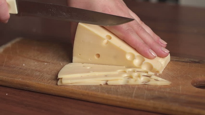 Блогер поделился кухонной хитростью по нарезке сыра