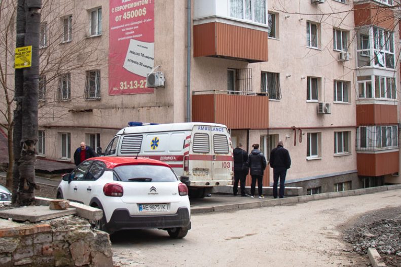 Мужчина в Днепре выбросился из окна на глазах у жены