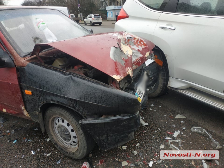 В Николаеве столкнулись 3 авто: трое пострадавших