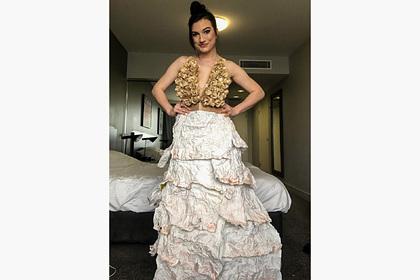 Жительница Австралии от скуки сшила платье из пакетов