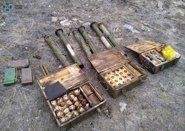 В Луганской области СБУ обнаружила три тайника с оружием