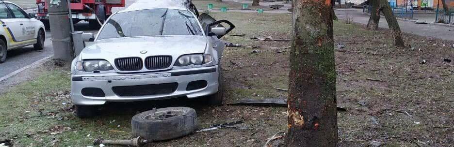 Смертельное ДТП в Запорожье: BMW вылетел с дороги
