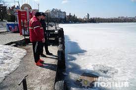 В Тернополе две женщины провалились под лед при попытке селфи
