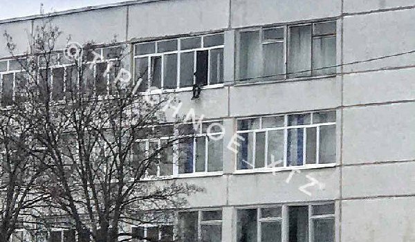 В Харькове тиктокер повис на окне последнего этажа школы