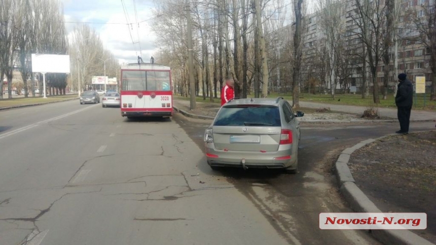 В Николаеве Skoda зацепил троллейбус