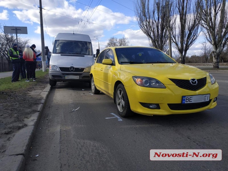 В Николаеве не поделили дорогу Mazda и микроавтобус Mercedes