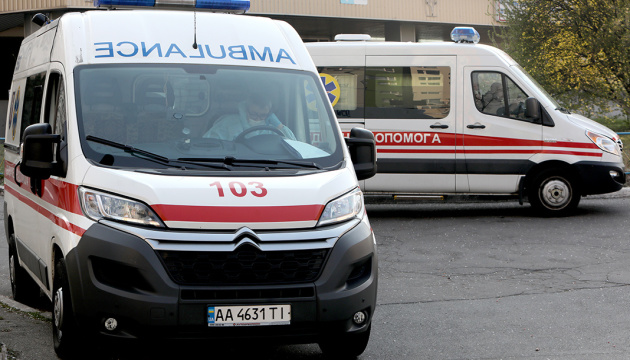 В Киеве заметили очередь «скорых» у переполненной больницы