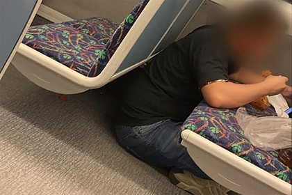 Пассажир поезда оригинально использовал сиденье для трапезы