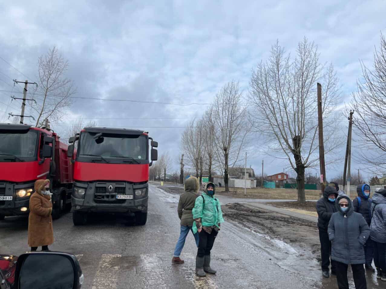 Под Харьковом протестующие перекрыли трассу