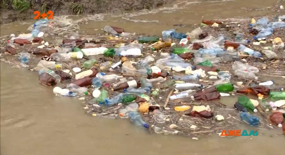 В Венгрии обвиняют Украину: тонны мусора плавают в реке Тиса