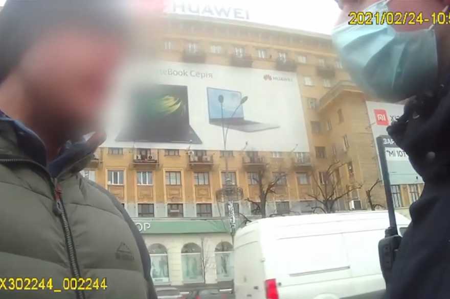 Голый нарушитель ПДД угрожал копам в Харькове