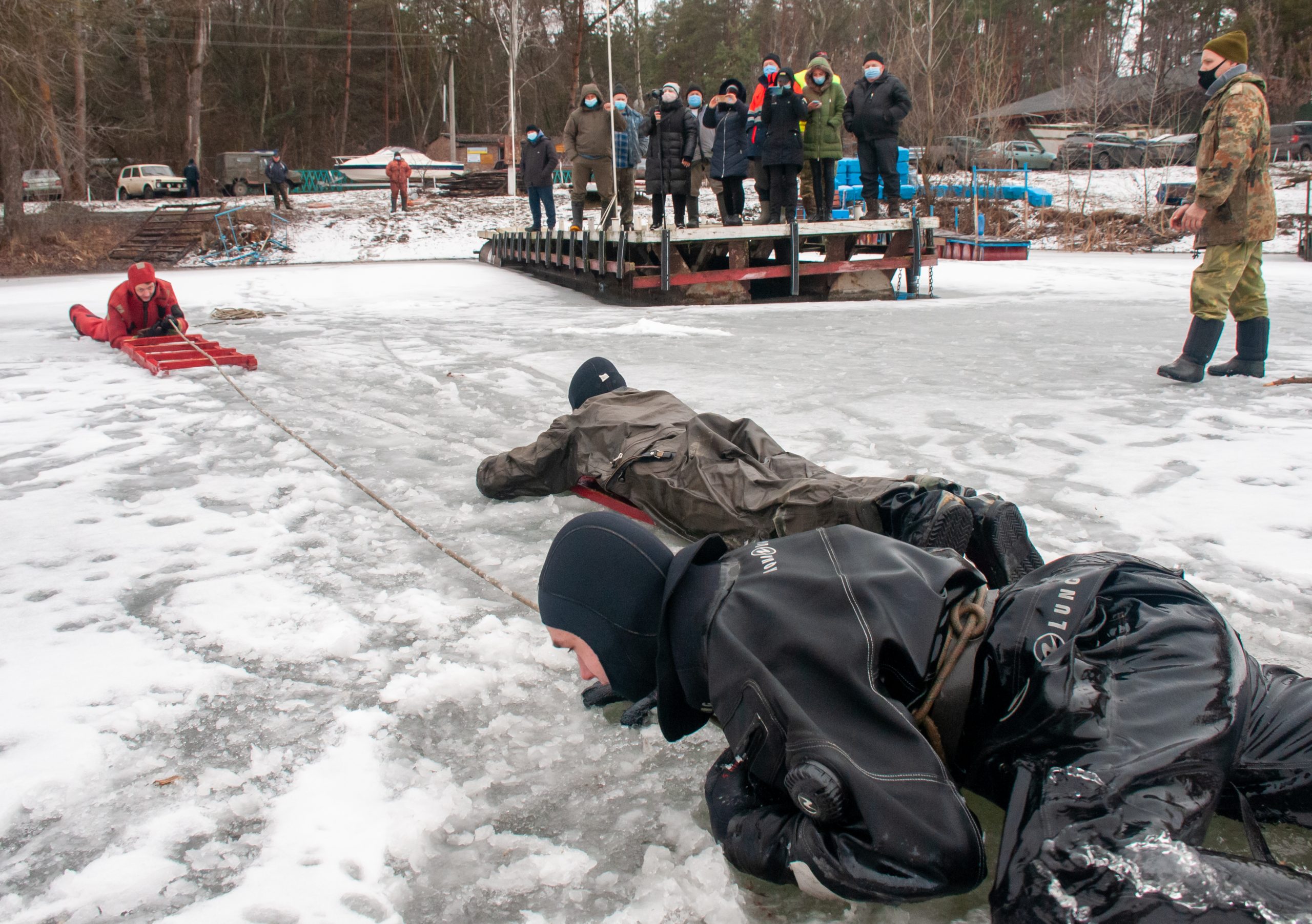 Харьковские спасатели учили рыбаков как вести себя на льду