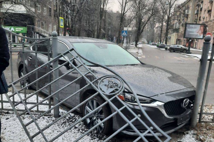 В Харькове Mazda снесла забор