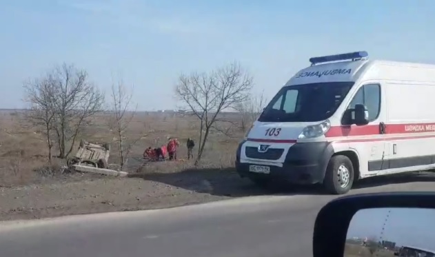 Под Николаевом попал в кювет и перевернулась легковушка