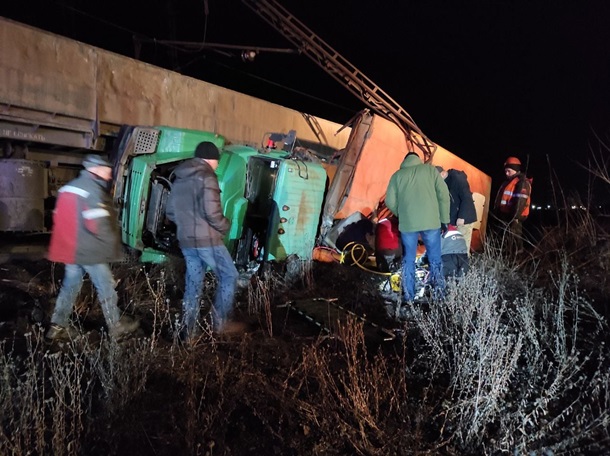 В Кривом Роге столкнулись авто и поезд, 5 пострадавших