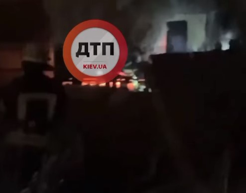 На Троещине в Киеве горела бытовка