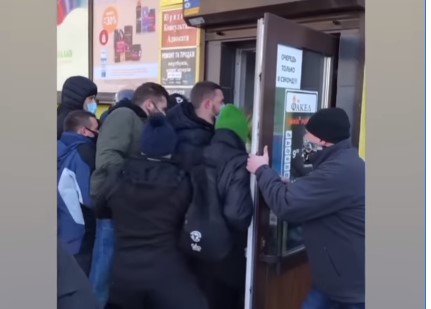 Киевляне устроили штурм магазина одежды