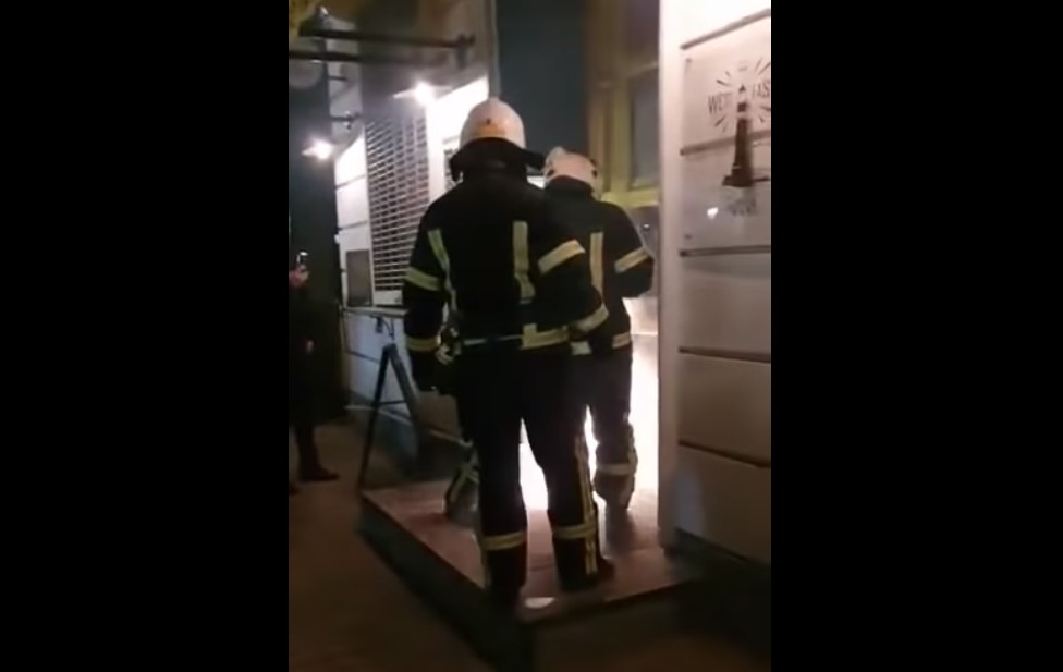 В Одессе выпилили дверь для задержания буйного хозяина кафе
