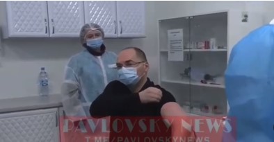 Первый пошел: Степанов публично вакцинировался