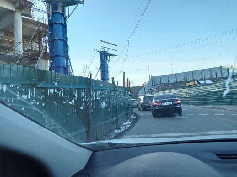 В Киеве скандальный ТРЦ снова строят на проезжей части