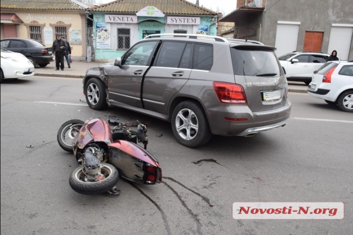 В центре Николаева Mercedes сбил молодого мопедиста