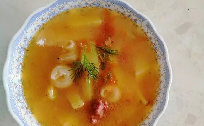 Рецепт дня: быстрый суп с тушенкой