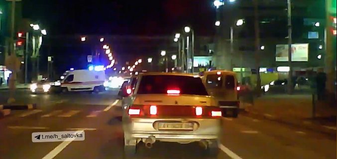В Харькове авто скорой врезалось в легковушку