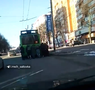 В Харькове пассажирам пришлось толкать троллейбус