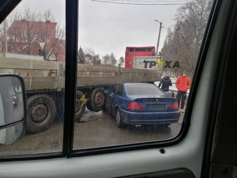 В Харькове водитель BMW на скорости влетел под капот грузовика