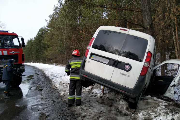 В Хмельницкой области автомобиль слетел в кювет