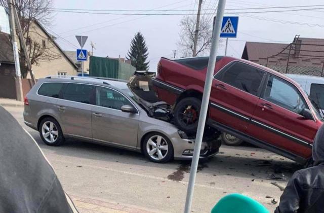 На Закарпатье авто наехало на чужой капот